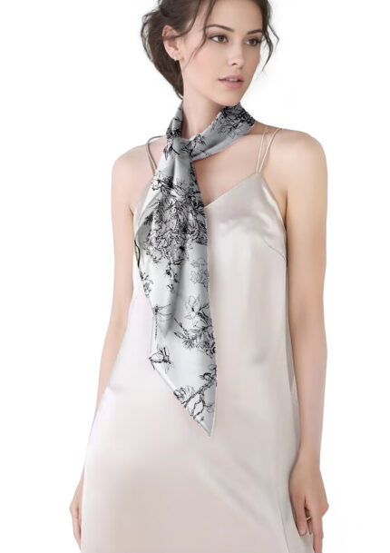Diagonal triangle scarf (made of real silk)
