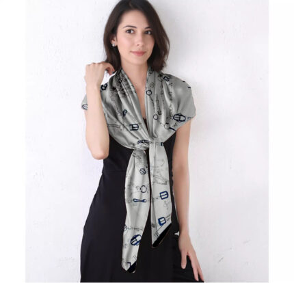 110x110cm four-ribbed silk square scarf featuring floral corners and an elegant pattern