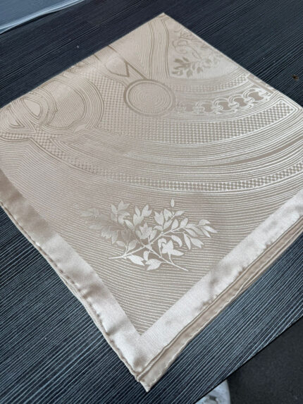 70x70cm Silk Silver Feather Liuguang Cabinet Cabinet Home Small Square Scarf Silk Scarf
